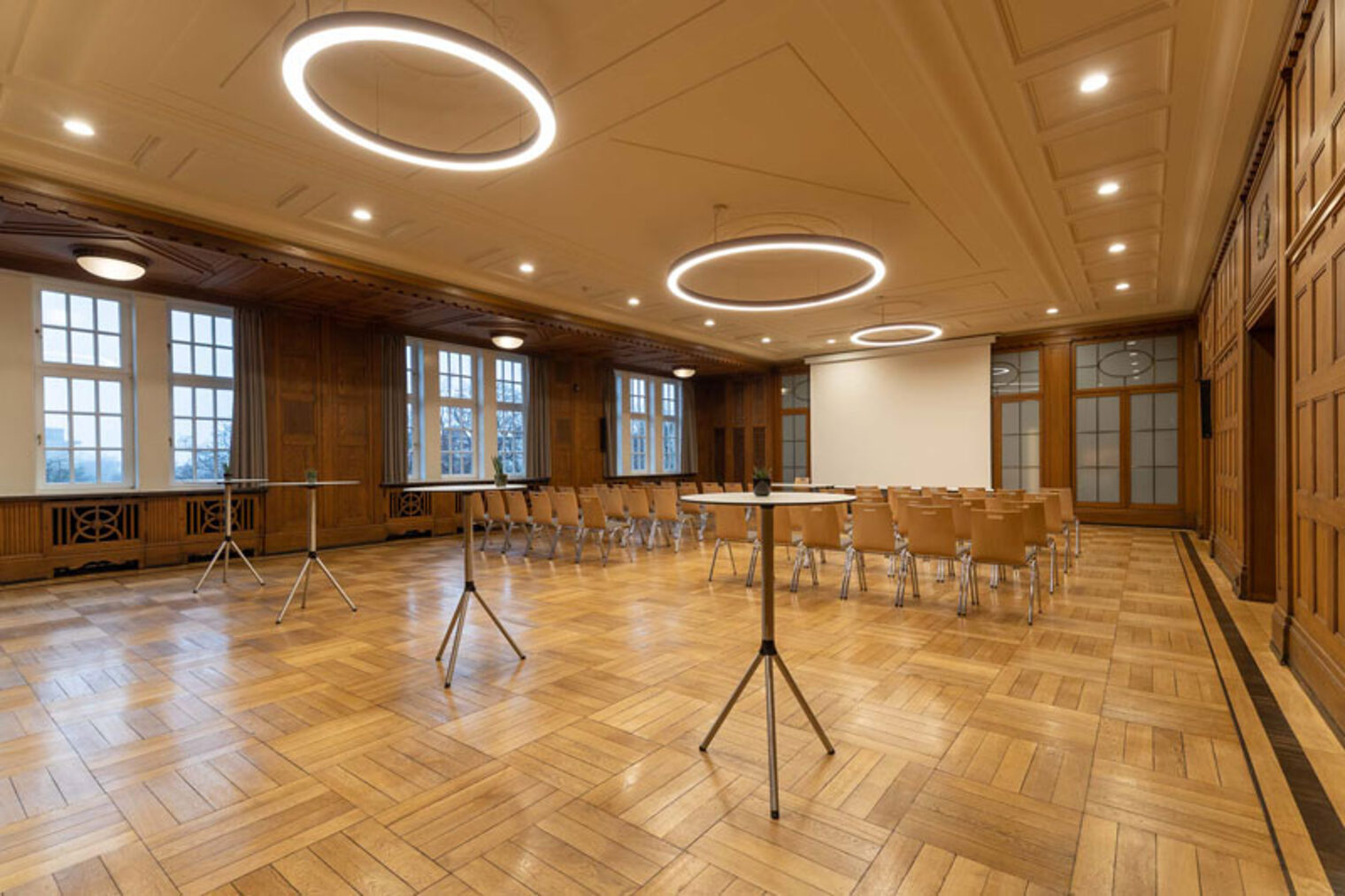 Kleiner Saal mit Stühlen